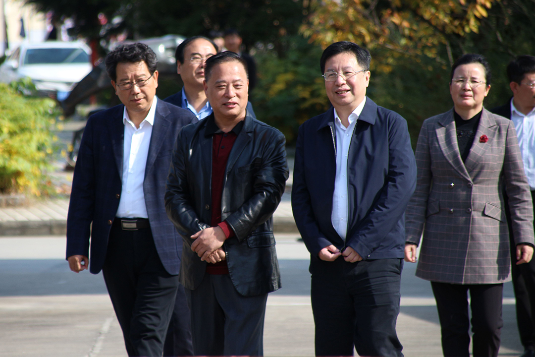 中共陕西省委副书记胡衡华莅临parimatch拼搏药业调研项目建设情况 拷贝.jpg